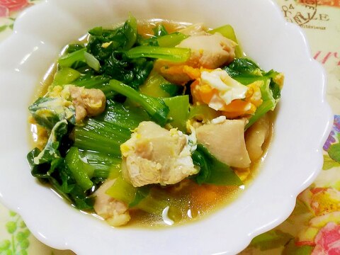 チンゲン菜と鶏肉と卵の中華風スープ